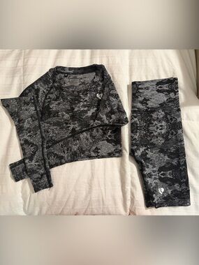 Women’s Best Gray & Black Camouflage Active Set - Crop Top + Leggings
